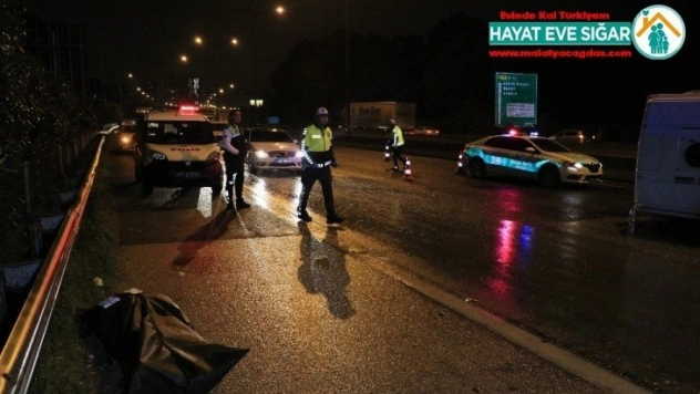 Otoyolda işçi servisi ile otomobil çarpıştı: 1 ölü, 6 yaralı