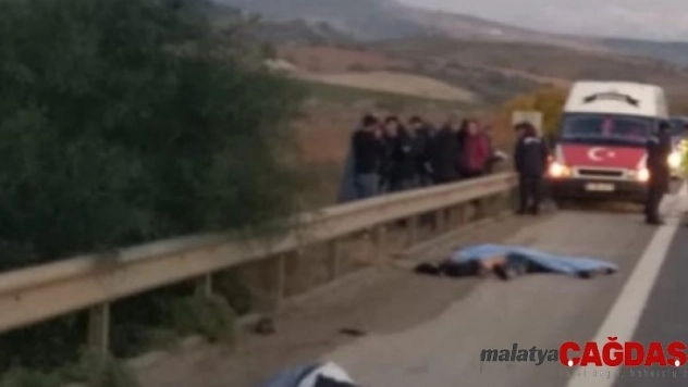 Otoyolda lastik değiştiren 4 kişiye tır çarptı: 3 ölü, 1 yaralı