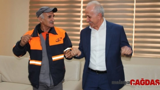 Oynayarak sokak süpüren işçiye Başkan Gültak'tan bir maaş ikramiye