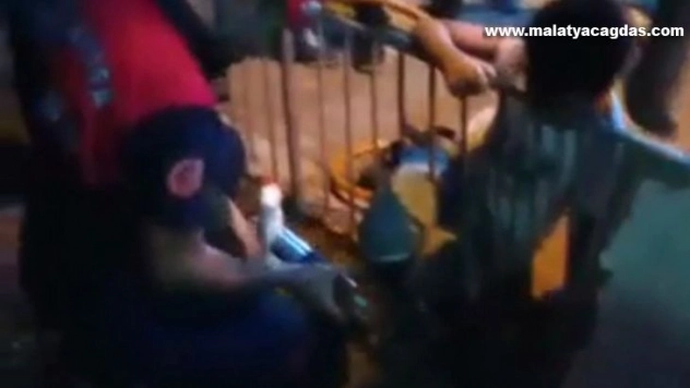 Oyun oynarken demir korkuluğa sıkıştı, yardımına itfaiye yetişti