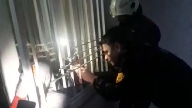 Parmağı parmaklıklara sıkışan küçük kızın yardımına itfaiye koştu