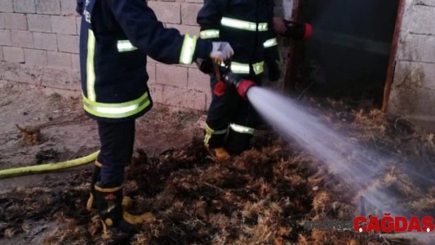 Özalp'ta samanlık yangını
