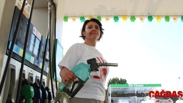 (Özel) Akaryakıt istasyonunda bu kadınları görenler şaşırdı