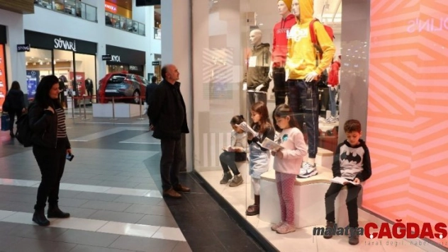 (Özel) Alışveriş merkezi vitrinini gören bir daha baktı