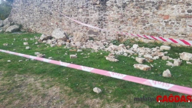 (Özel) Arnavutluk'ta deprem sonrası 500 yıllık Preza Kalesi'nin duvarları yıkıldı