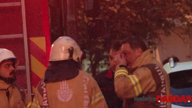 (Özel) Bayrampaşa'da yanan evden kopan parça itfaiyecinin başına düştü