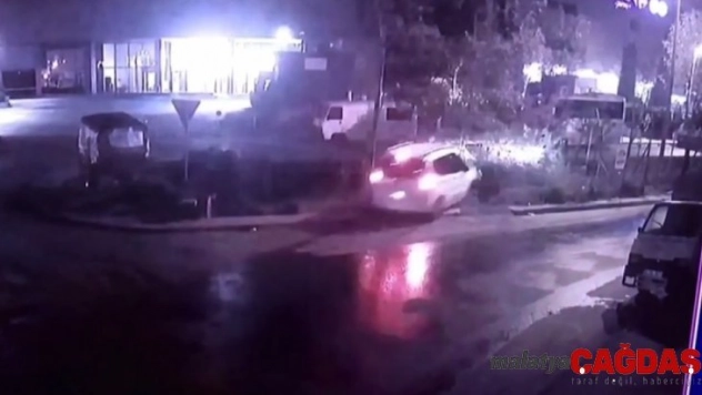 (Özel) Bomonti'de alkollü sürücü süratli şekilde viraja girince kanala uçtu