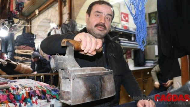 (Özel) Bu ütü mangal kömürüyle çalışıyor