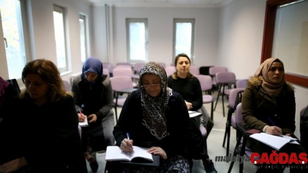(Özel) Bursa'da köylü kadınlar İngilizce öğreniyor