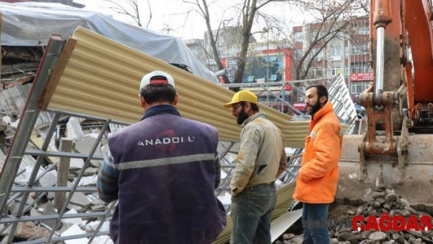 (Özel) Çöken binadan son anda kurtulan işçiler korku dolu anları anlattı