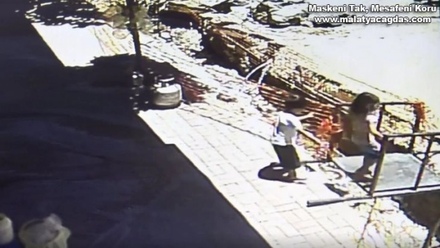 (Özel) Çukura düşen çocuğun yardımına üniversiteli genç yetişti