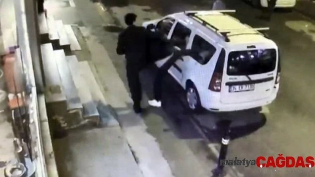 (Özel) Dayak yiyen şahıs, sinirini yol kenarında bulunan araçtan çıkarttı