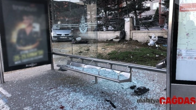 (Özel) Direksiyon hakimiyetini kaybeden üniversite öğrencisi otobüs durağına daldı