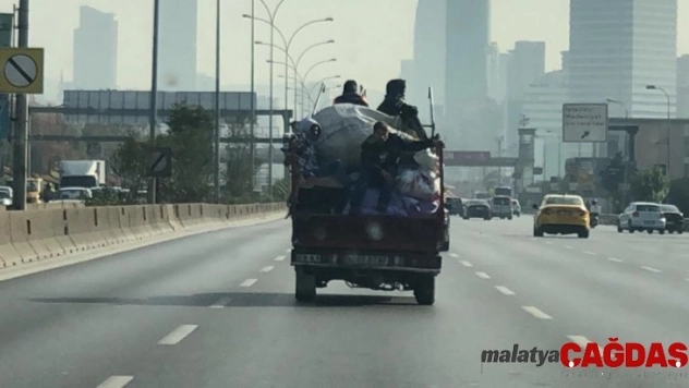 (Özel) E-5'te kamyonet kasasında şaşkına çeviren yolculuk kamerada