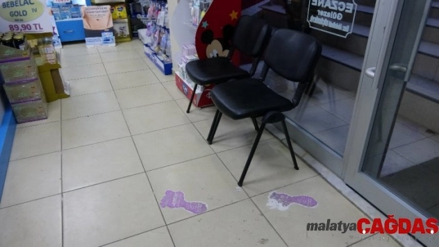 (Özel) Eczanede unutulan poşeti kaşla göz arasında çalıp kaçtı