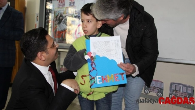 Özel eğitimli öğrenciye üzerinde ismi yazan özel karne