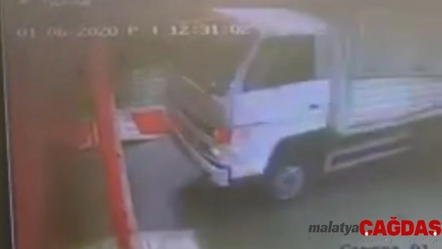 (Özel) El freni çekilmeyen kamyon markete daldı