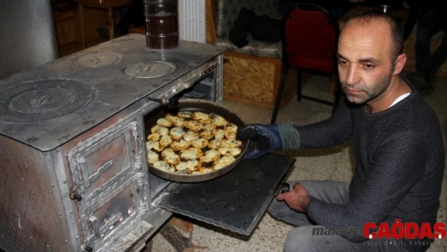 (Özel) Erzincan'da soğuk kış gecelerinin vazgeçilmez lezzeti kaşarlı patates