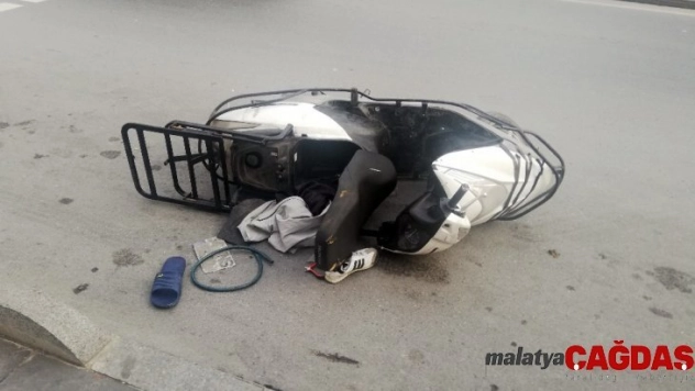 (Özel) Esenyurt'ta vatandaşların kovaladığı hırsızlar motosikleti bırakıp kaçtı