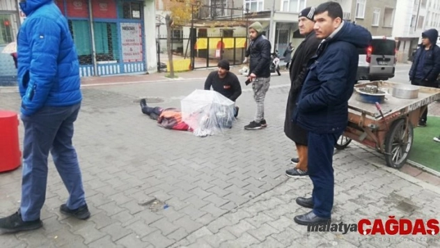 (Özel) Esenyurt'ta yaralı motosiklet sürücüsüne yerde şemsiyeli önlem