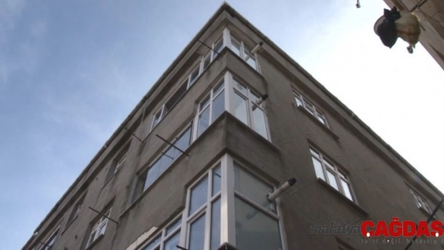 (Özel) Evine giren hırsızı çatıya kilitleyip polisi aradı