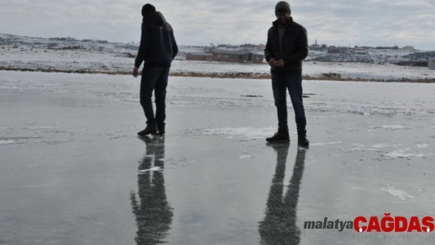 (Özel) Gençlerin Çıldır Gölü'nde buzla sınavı