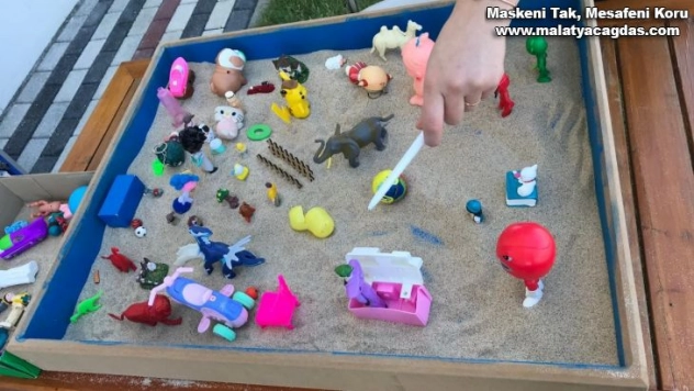 Özel gereksinimli çocuklara kum terapisi