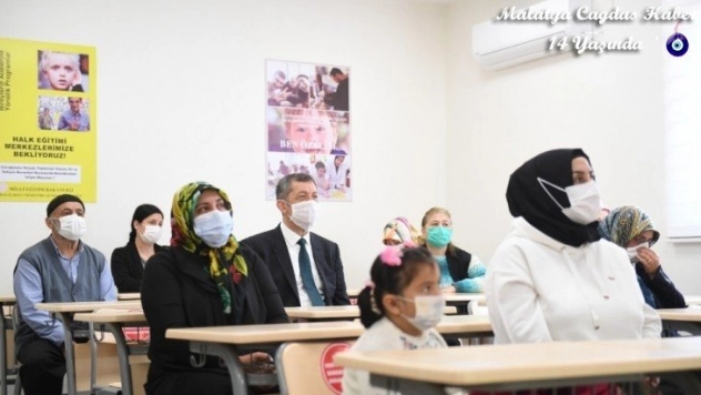 Özel gereksinimli çocukların velileri de ders başı yapıyor