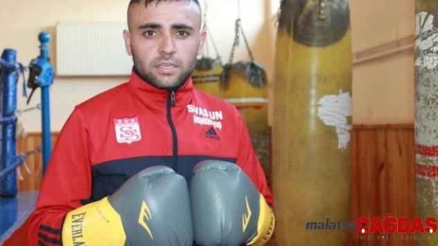 Sabah hamur açtığı ellerle akşam kum torbası dövüyor