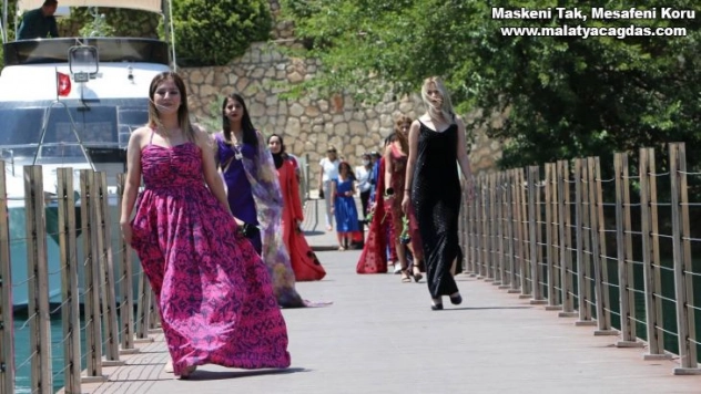 (Özel) Halfeti'de turizm sezonu 'karagül' temalı defileyle açıldı