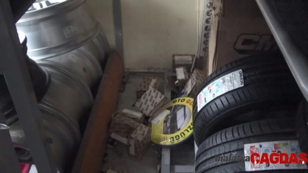 (Özel) Hırsızların dakikalar içerisinde onlarca kış lastiği çaldığı anlar kamerada