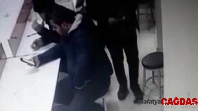 (Özel) İki şahsın yere düşen cüzdanı ayaklarıyla çalma çabası kamerada