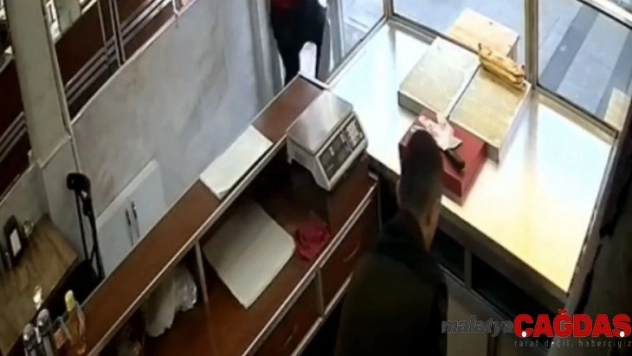 (Özel) İstanbul'da camlı kapının tuzla buz olduğu görünmez kaza kamerada