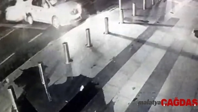 (Özel) İstanbul'da lüks araca silahlı saldırı kamerada