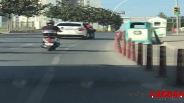 (Özel) İstanbul'da patenli gencin tehlikeli yolculuğu kamerada