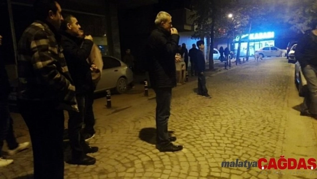 (Özel) Kadın alkol komasına girdi, mahalleli çekirdek yiyerek kurtarılmasını izledi