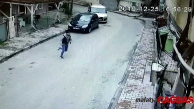 (Özel) Kadını yerde sürükleyip telefonunu çalan kapkaççının kaçma anı kamerada