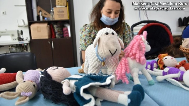 Kadınlar yaptığı organik bebekler ile aile bütçesine katkı sağlıyor