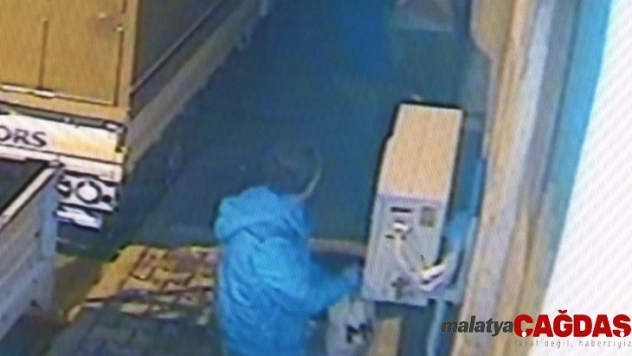 (Özel) Kağıthane'de klima ünitesi çalmaya çalışan hırsız kamerada