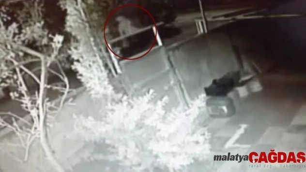 (Özel) Kartal'da araç kundaklayan şahıs kaçtı