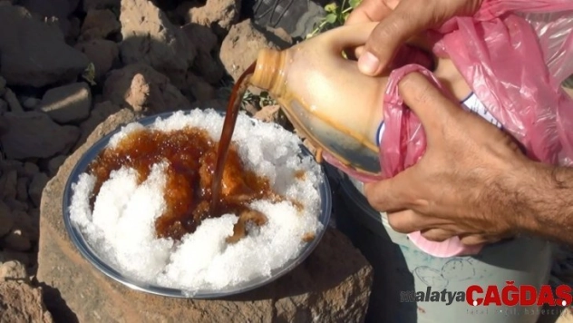 (Özel) Kavurucu yaz sıcağında 'karlı pekmez' yiyerek serinliyorlar