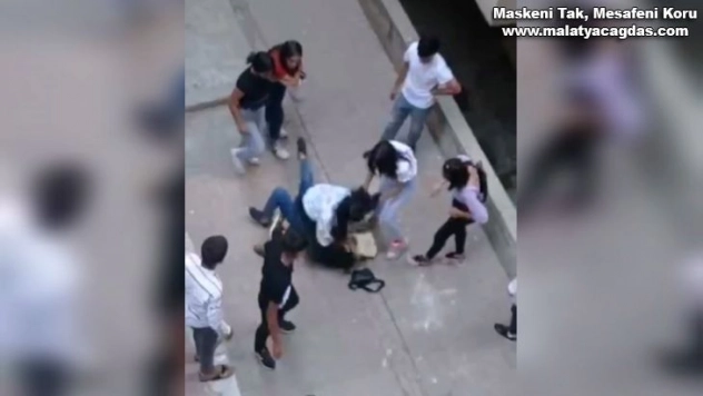 (Özel) Kızların kavgasını erkekler uzaktan izledi