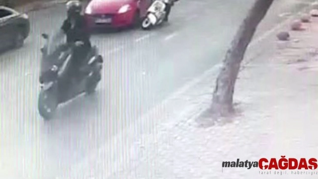 (Özel) Kontrolsüz şerit değiştiren sürücü az kalsın motosikletlinin ölümüne neden olacaktı