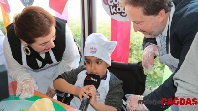 (Özel) Mikrofonu görünce hamuru bırakıp muhabirliğe başladı