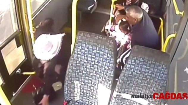 (Özel) Minibüsçünün koltuktan düşen yolcuyu hastaneye götürme çabası kamerada