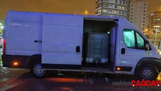 (Özel) Minibüsten 3 ton kaçak akaryakıt çıktı