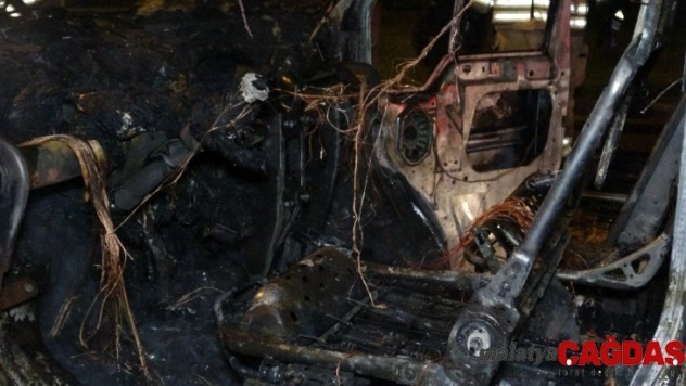 (Özel) Minibüsün yol ortasında alev topuna döndüğü anlar kamerada