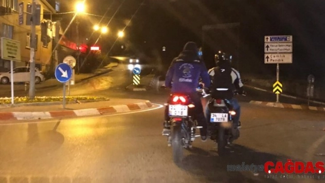 (Özel) Motosiklet sürücüsünün arıza yapan motosikleti ayağıyla ittirdiği anlar kamerada