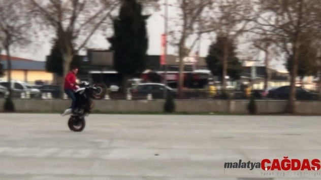 (Özel) Motosikletli magandalar tek teker üzerinde ilerledi, insanların hayatını hiçe saydılar