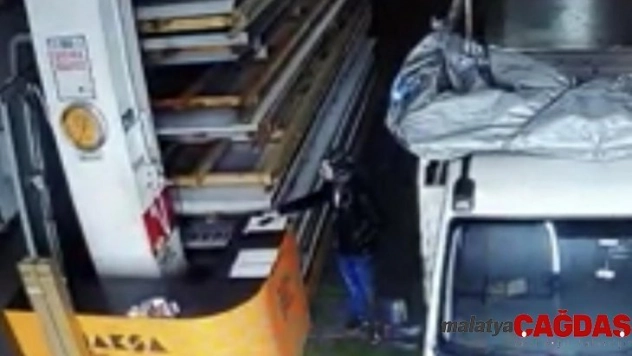 (Özel) Organize Sanayi Bölgesi'nde cep telefonu hırsızlığı kamerada